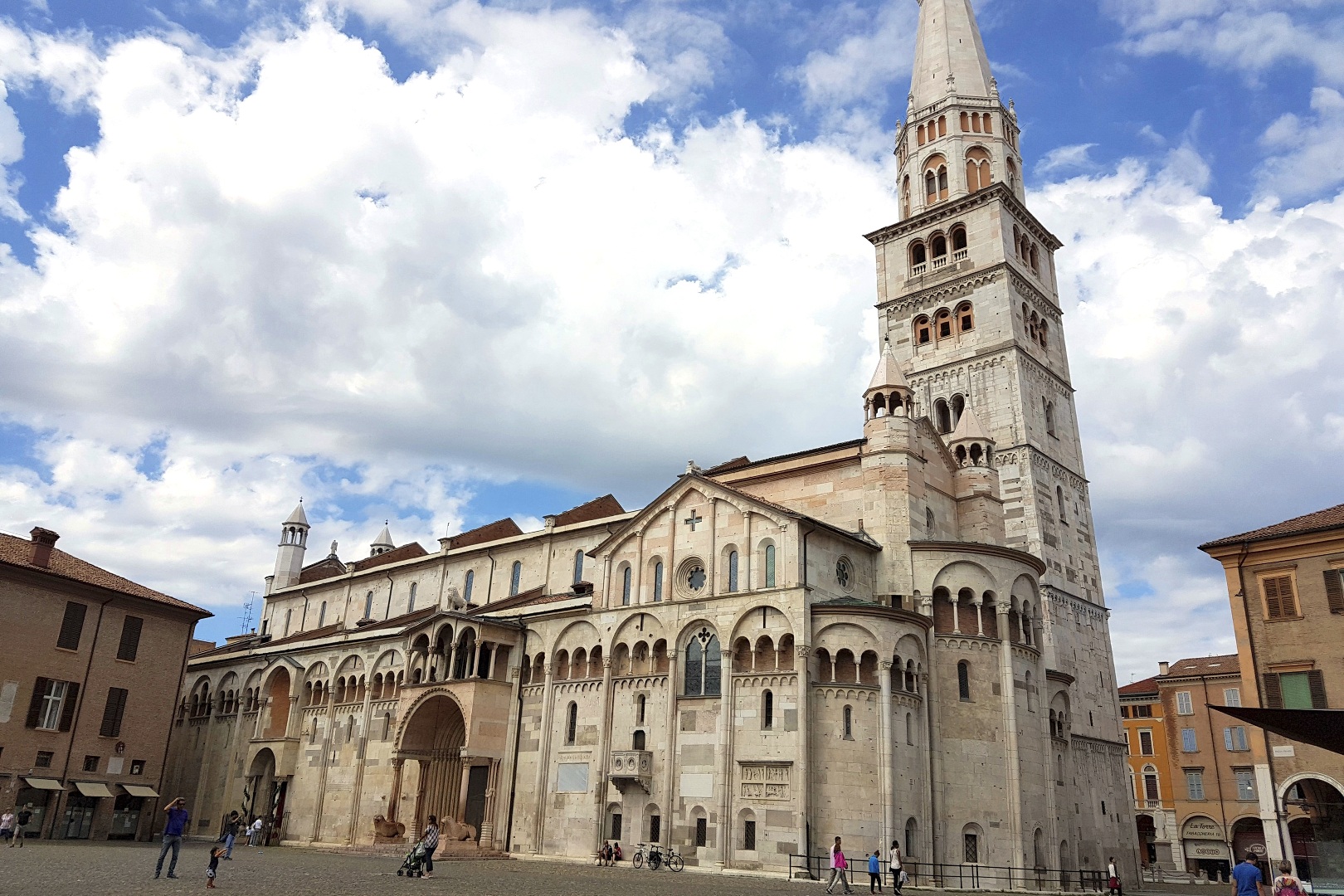MODENA - VILLAS, PALACES AND APARTMENTS FOR SALE, EMILIA-ROMAGNA
