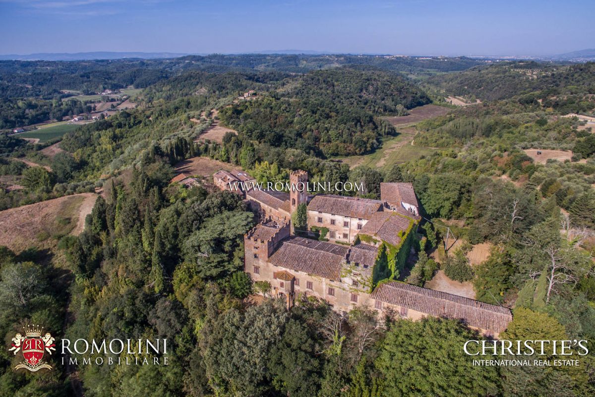  HAMLET FOR SALE IN TUSCANY, COUNTRY HOTEL PROPERTY FOR SALE, HOTEL TO BUY IN UMBRIA.
