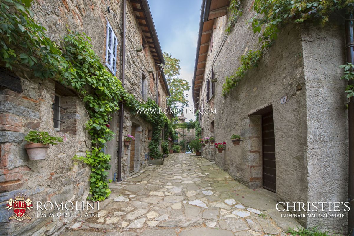  HAMLET FOR SALE IN TUSCANY, COUNTRY HOTEL PROPERTY FOR SALE, HOTEL TO BUY IN UMBRIA.