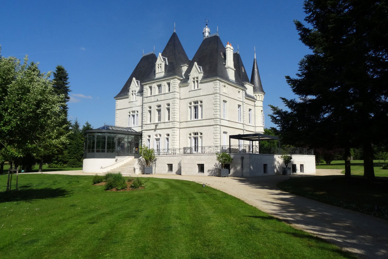 CHÂTEAUX AND WINE ESTATES FOR SALE IN FRANCE - COGNAC, BORDEAUX