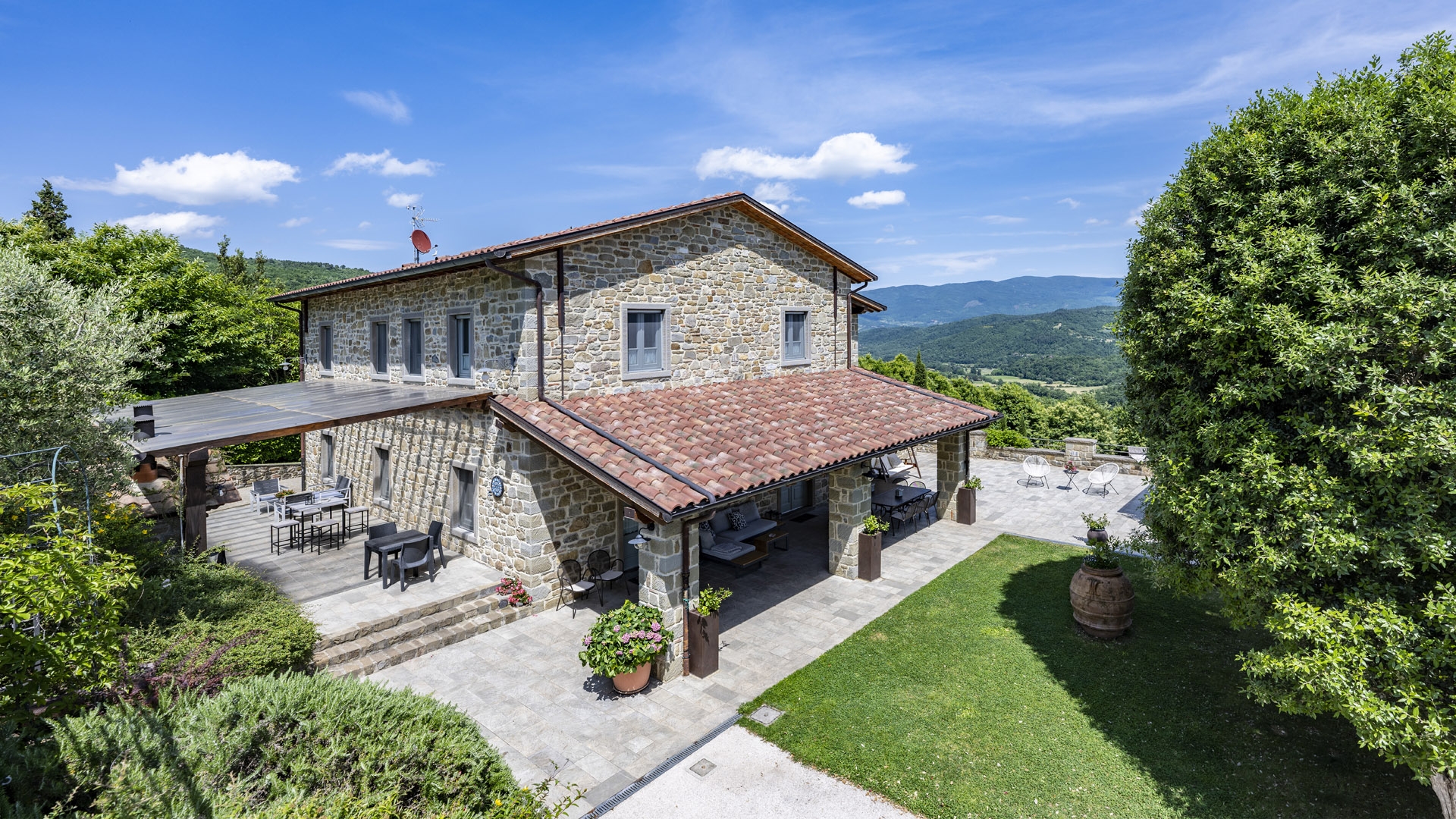 FARMHOUSE FOR SALE IN ITALY