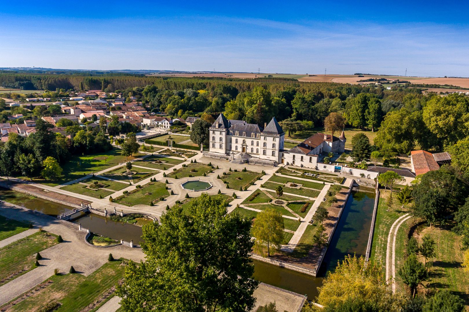 CHÂTEAUX AND WINE ESTATES FOR SALE IN FRANCE - COGNAC, BORDEAUX