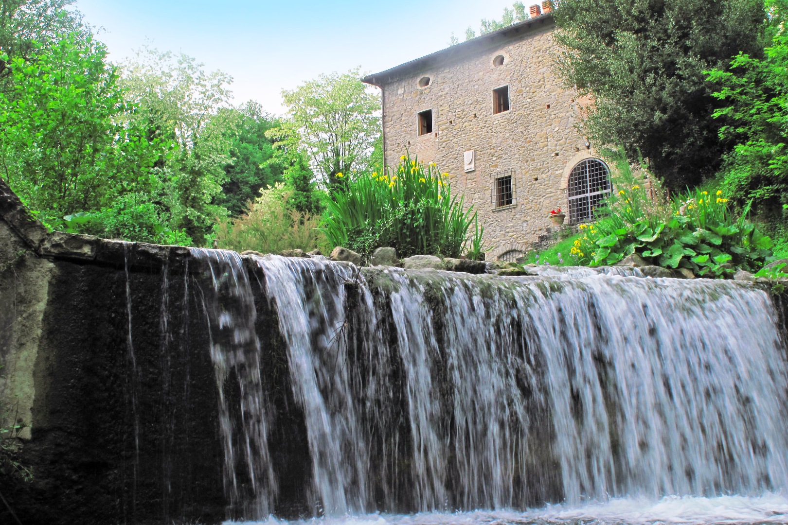 LAKE AND RIVER - LAKE HOMES, RIVER VILLAS AND WATERFRONT PROPERTIES FOR SALE IN ITALY