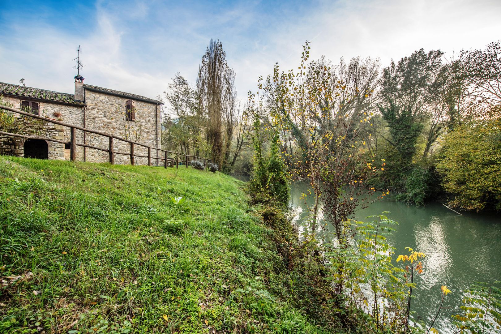 LAKE AND RIVER - LAKE HOMES, RIVER VILLAS AND WATERFRONT PROPERTIES FOR SALE IN ITALY