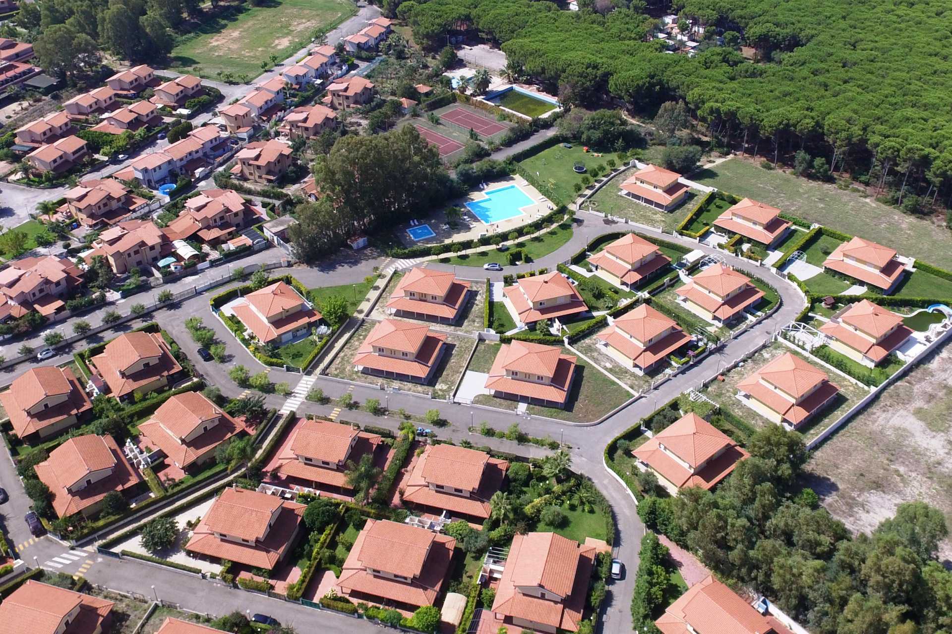 RESIDENTIAL AREA - HOUSES AND DETACHED VILLAS OR SALE IN RESIDENTIAL AREAS