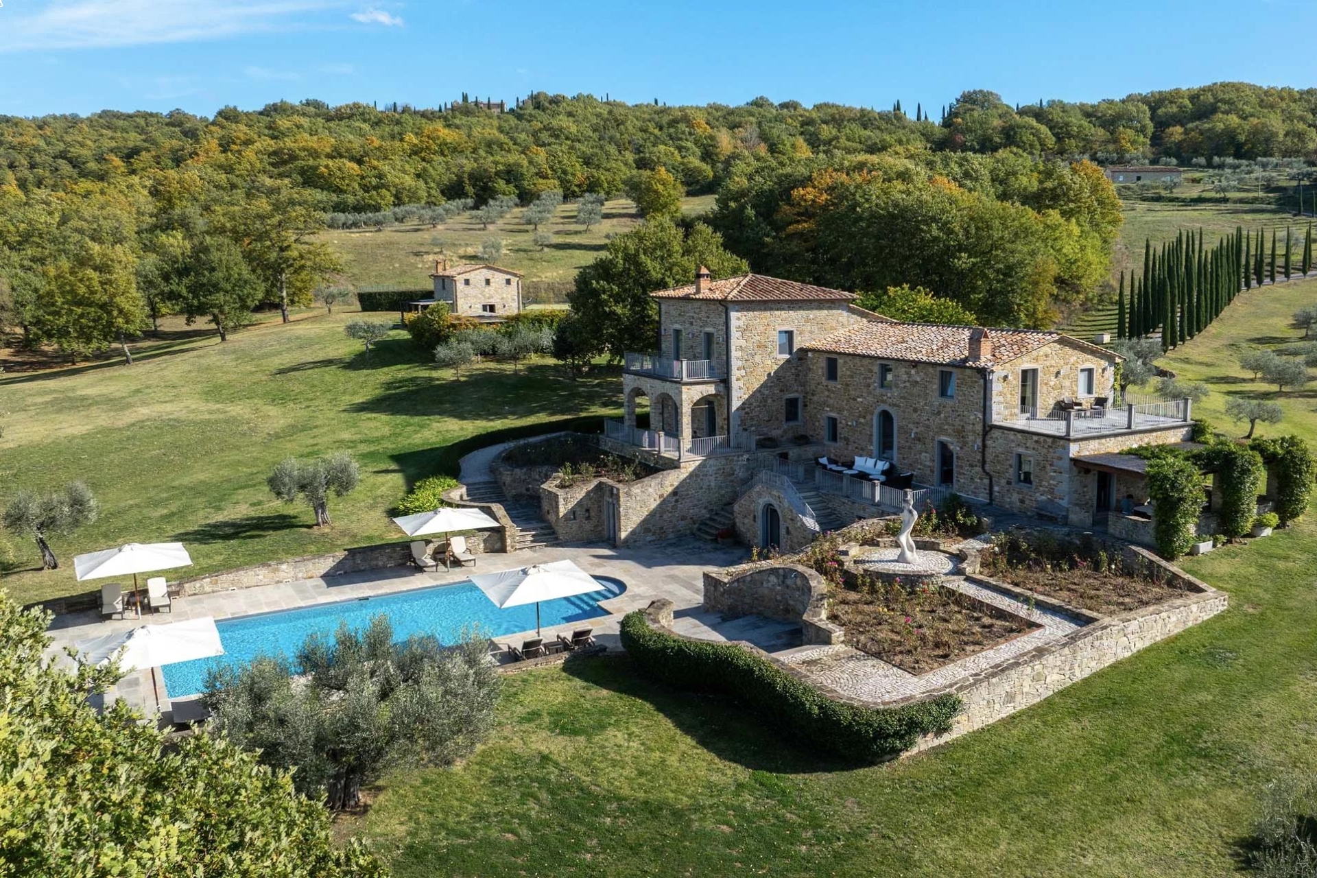 TENUTA CON VILLA, PISCINA E CAMPO DA TENNIS IN VENDITA NELLA VALLE DEL NICCONE, UMBRIA