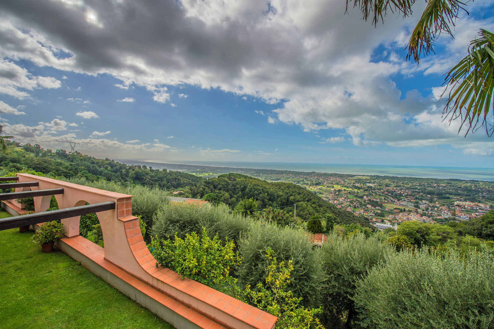 VERSILIA IMMOBILI DI LUSSO, VILLE, APPARTAMENTI VISTA MARE IN VENDITA IN VERSILIA 