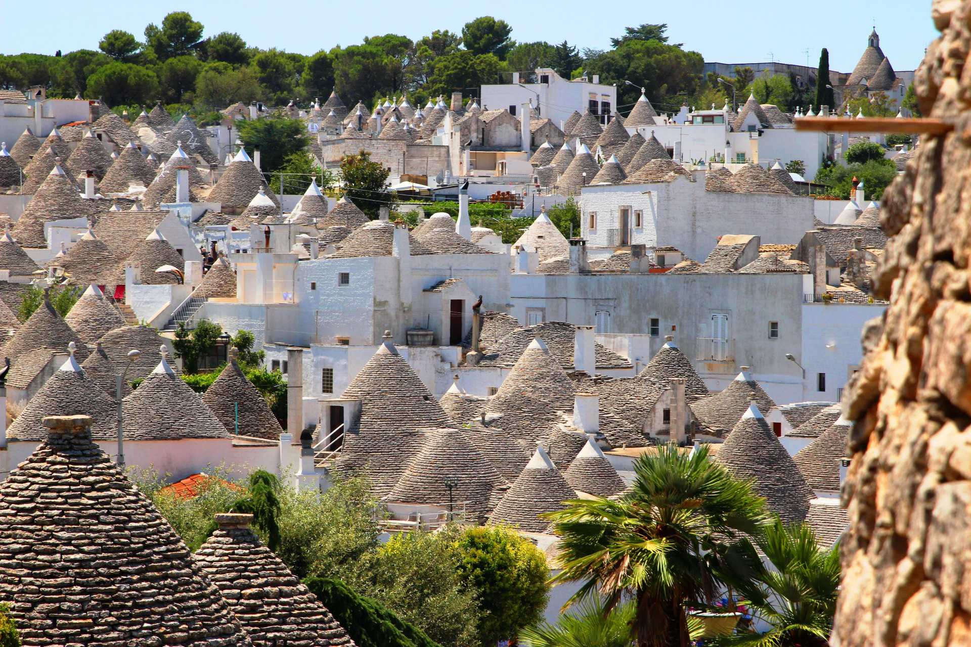 VALLE DEI TRULLI, PUGLIA - TRULLI E MASSERIE IN VENDITA NELLA VALLE DEI TRULLI, AZIENDE AGRICOLE VITIVINICOLE IN VENDITA NELLA VALLE D'ITRIA, VILLE DI LUSSO E AGRITURISMI IN VENDITA NELLA VALLE DEI TRULLI