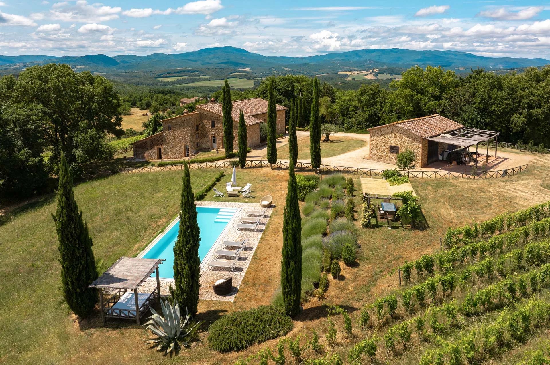 Tenuta Sangiovese: vigneto, sorgente naturale e privacy tra Val d’Elsa e Maremma