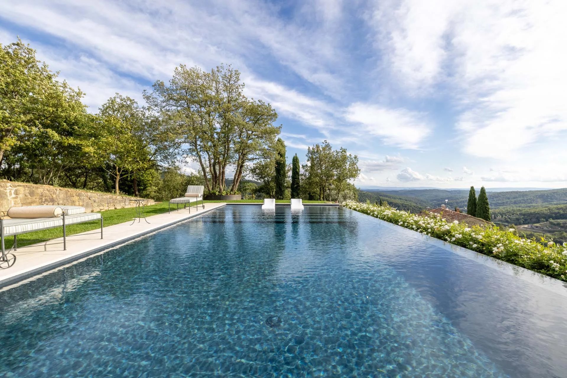 Giardino, piscina e panorama: vivere all’aperto tutto l’anno