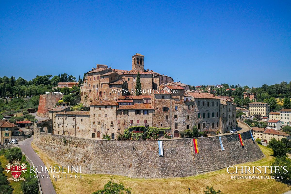 ANGHIARI: CASALI, VILLE DI LUSSO, AGRITURISMI E APPARTAMENTI IN VENDITA AD ANGHIARI, AREZZO TOSCANA