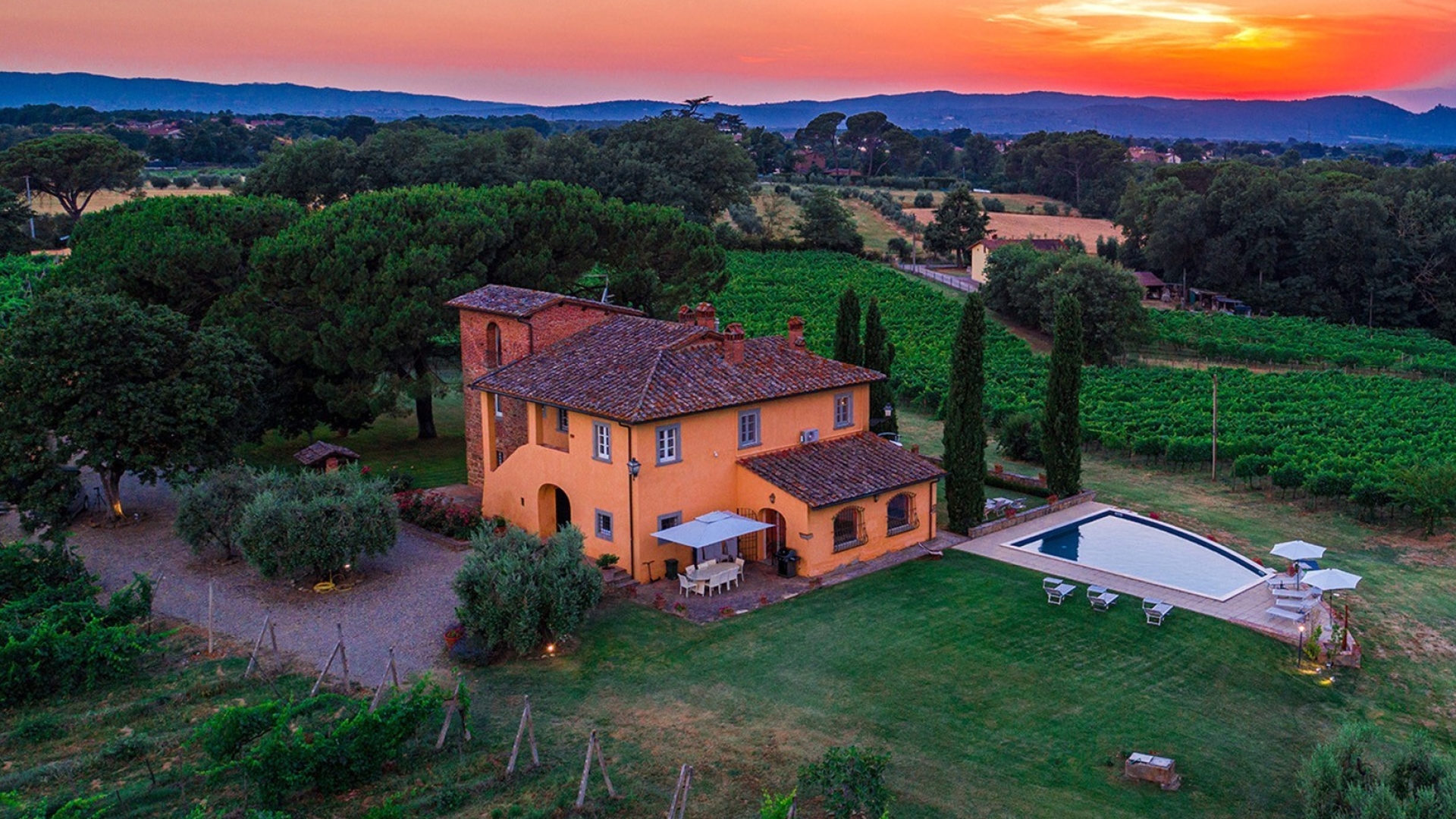 VILLE STORICHE, CASALI E CANTINE IN VENDITA A MONTE SAN SAVINO, TOSCANA