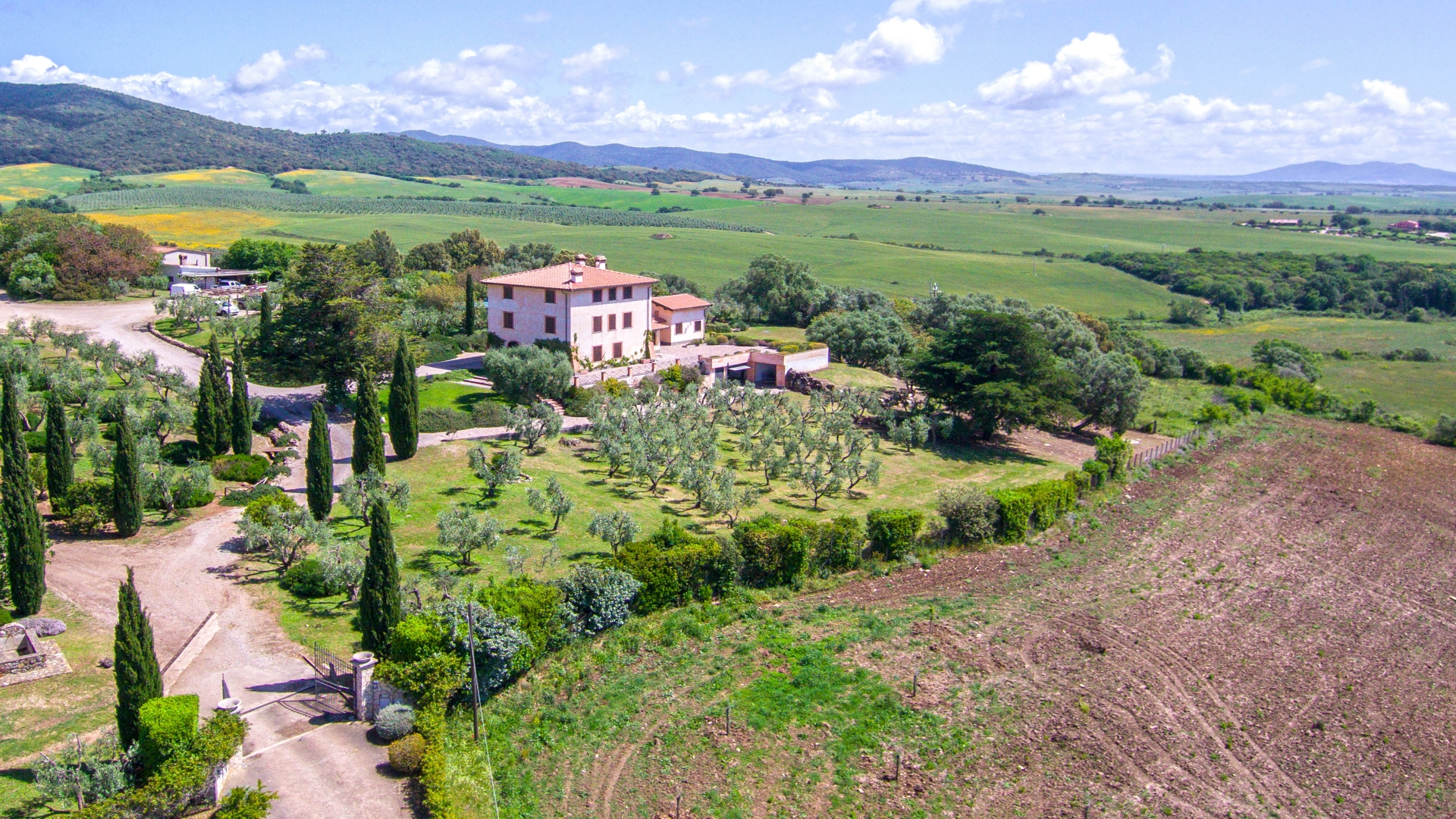 CAPALBIO, TOSCANA - VILLE VISTA MARE, AZIENDE AGRICOLE VITIVINICOLE E CASALI IN VENDITA IN MAREMMA