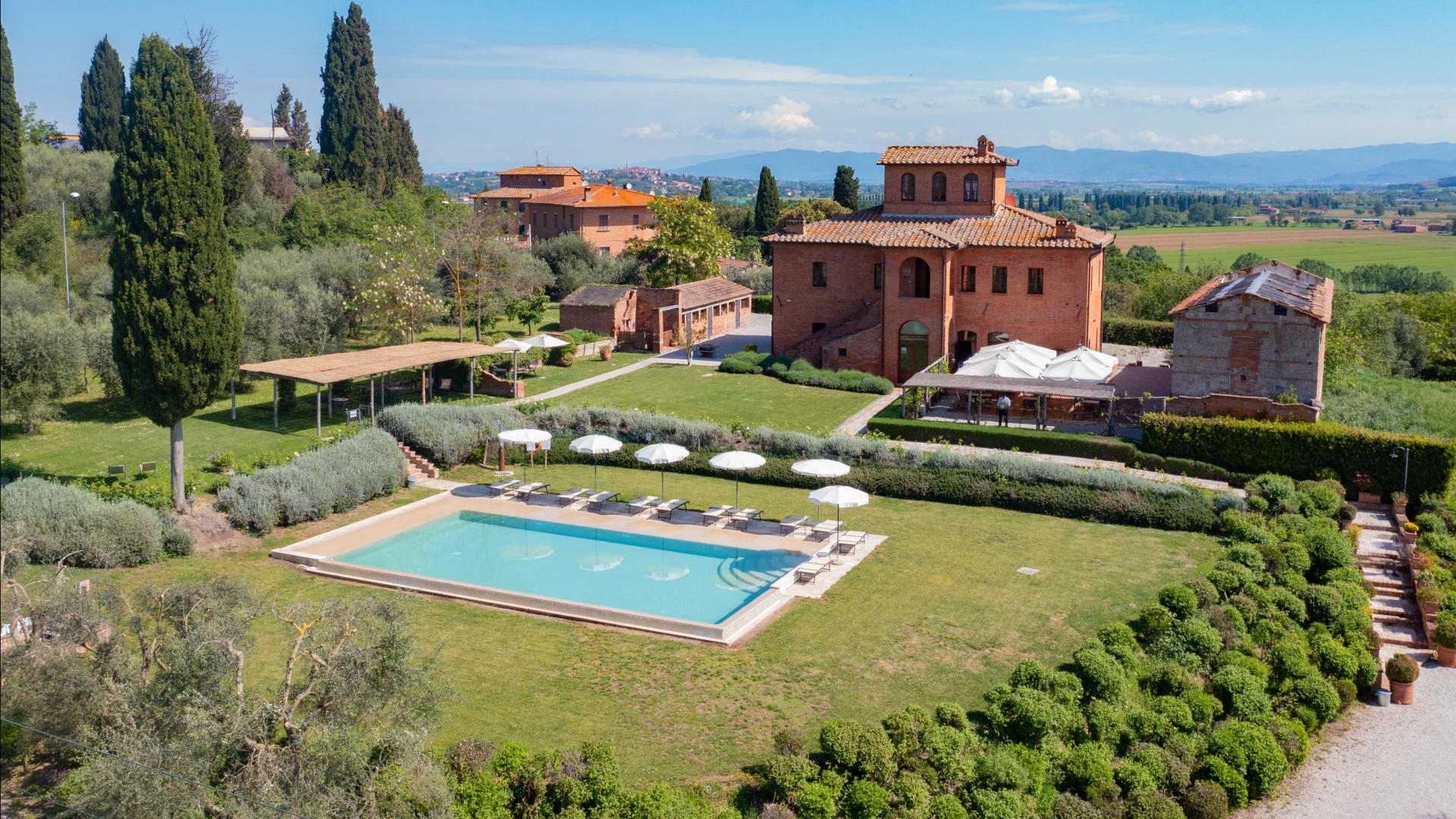 CASALI RISTRUTTURATE IN VENDITA A SINALUNGA - TENUTE IN VENDITA SULLE COLLINE SENESI, TOSCANA