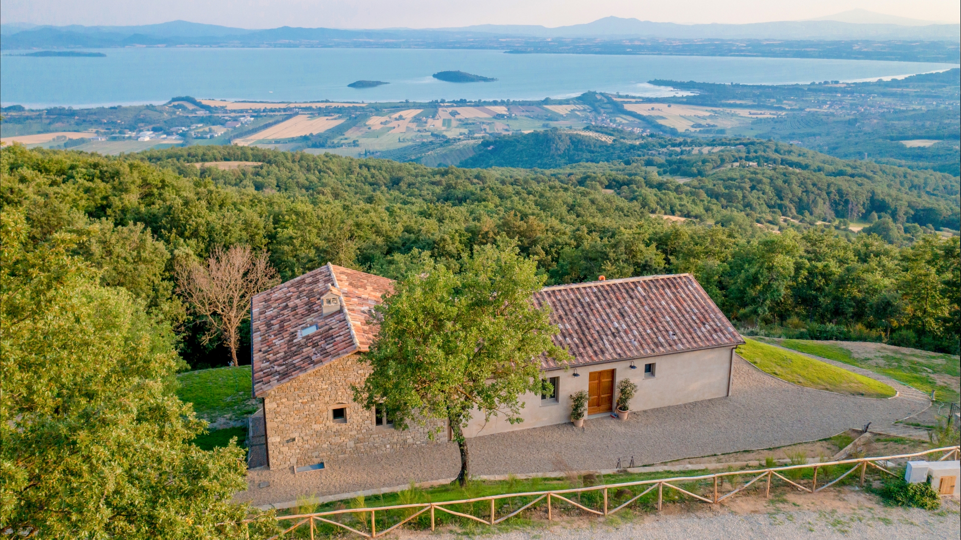 CASALI TIPICI UMBRI, VILLE VISTA LAGO E TENUTE IN VENDITA A LISCIANO NICCONE