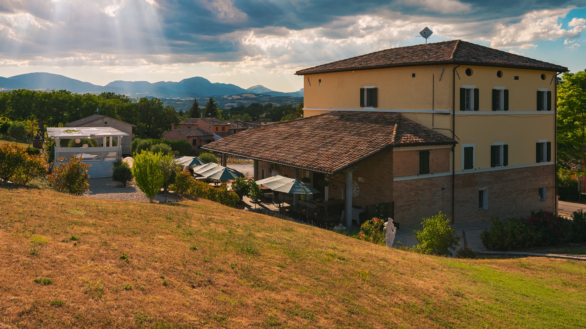 CASALI E VILLE IN VENDITA A MACERATA - AZIENDE VITIVINICOLE IN VENDITA NELLE MARCHE