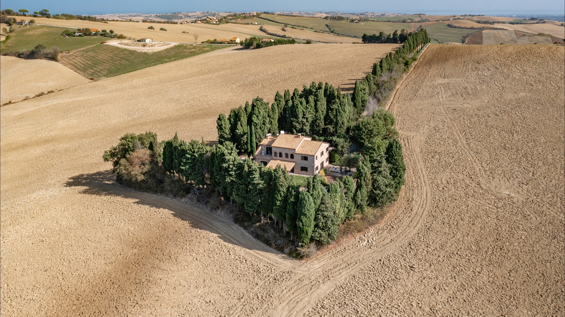 CASALI RISTRUTTURATI, VILLE E TENUTE IN VENDITA A CORINALDO, MARCHE