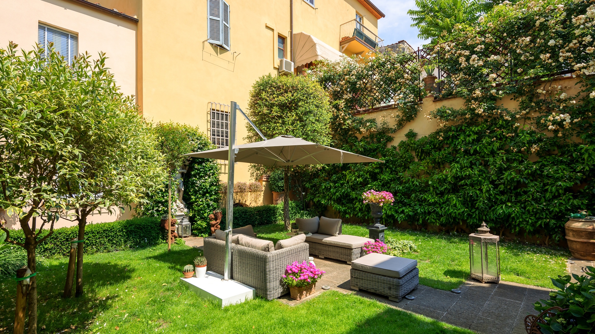 HOUSE WITH GARDEN, GARAGE, TERRACE FOR SALE CORSO ITALIA