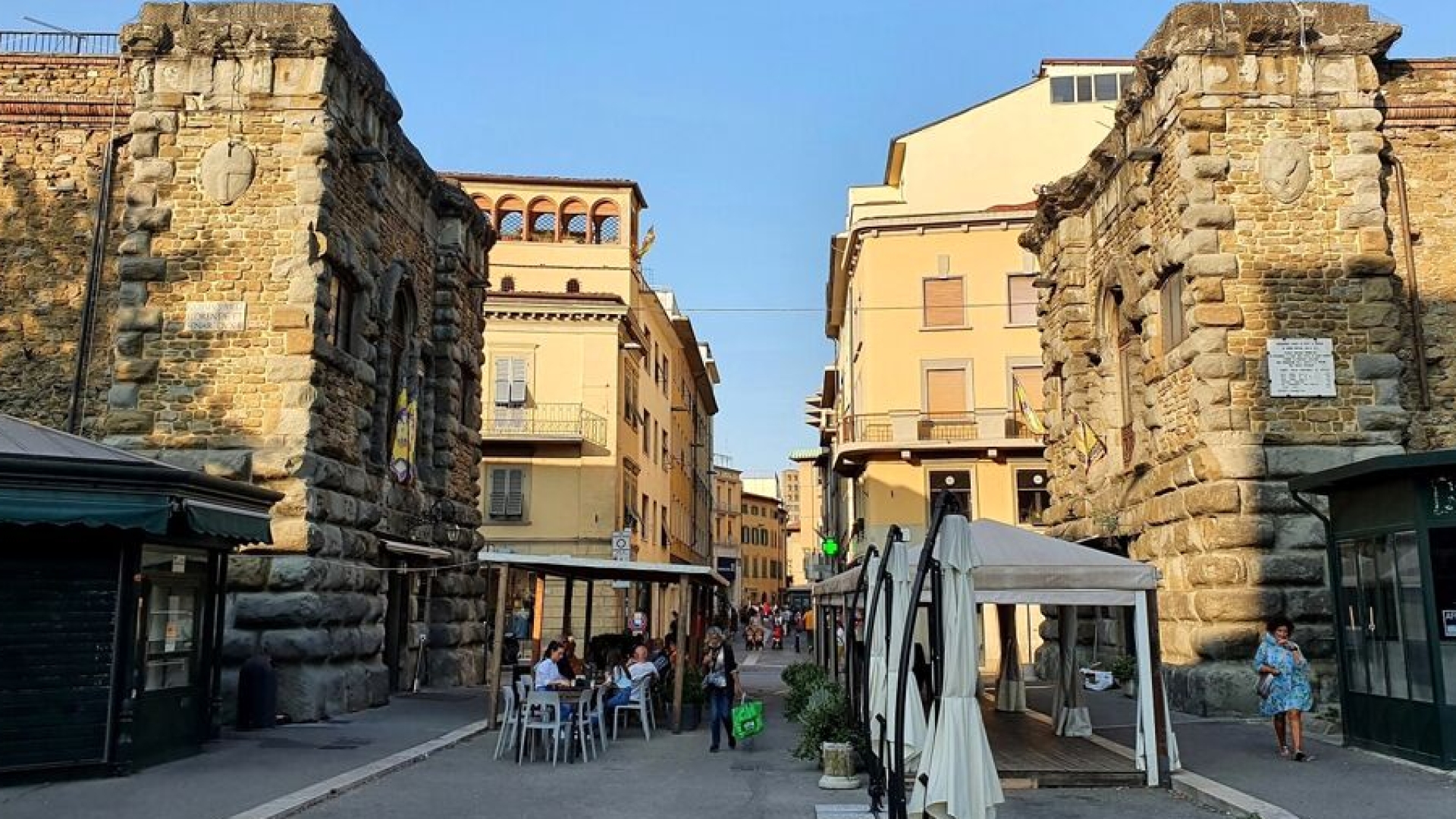 BASTIONI PORTA SANTO SPIRITO AREZZO TUSCANY PROPERTY HOUSES FOR SALE