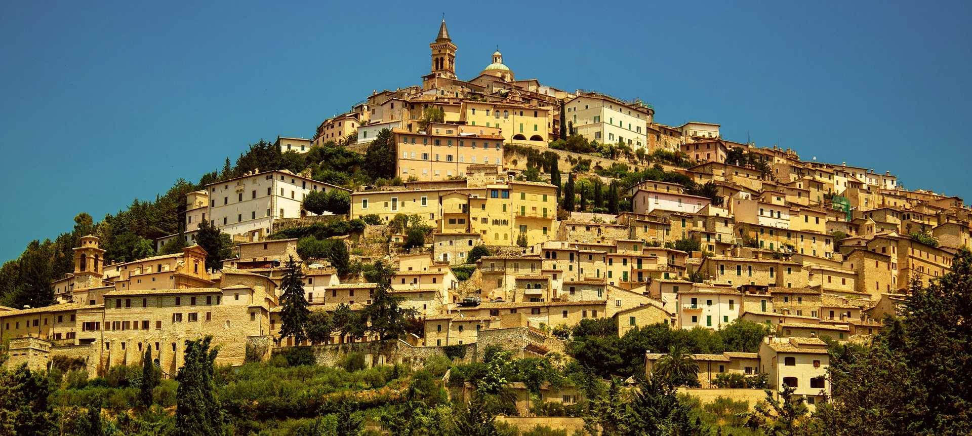 TREVI: CASALI, VILLE DI LUSSO, AGRITURISMI E APPARTAMENTI IN VENDITA A TREVI, PERUGIA UMBRIA