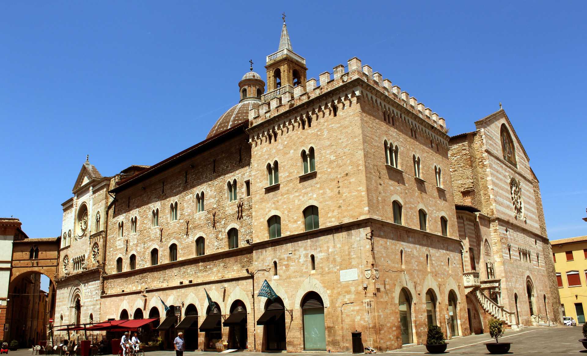 FOLIGNO: CASALI, VILLE DI LUSSO, CASTELLI E APPARTAMENTI IN VENDITA A FOLIGNO, AREZZO TOSCANA