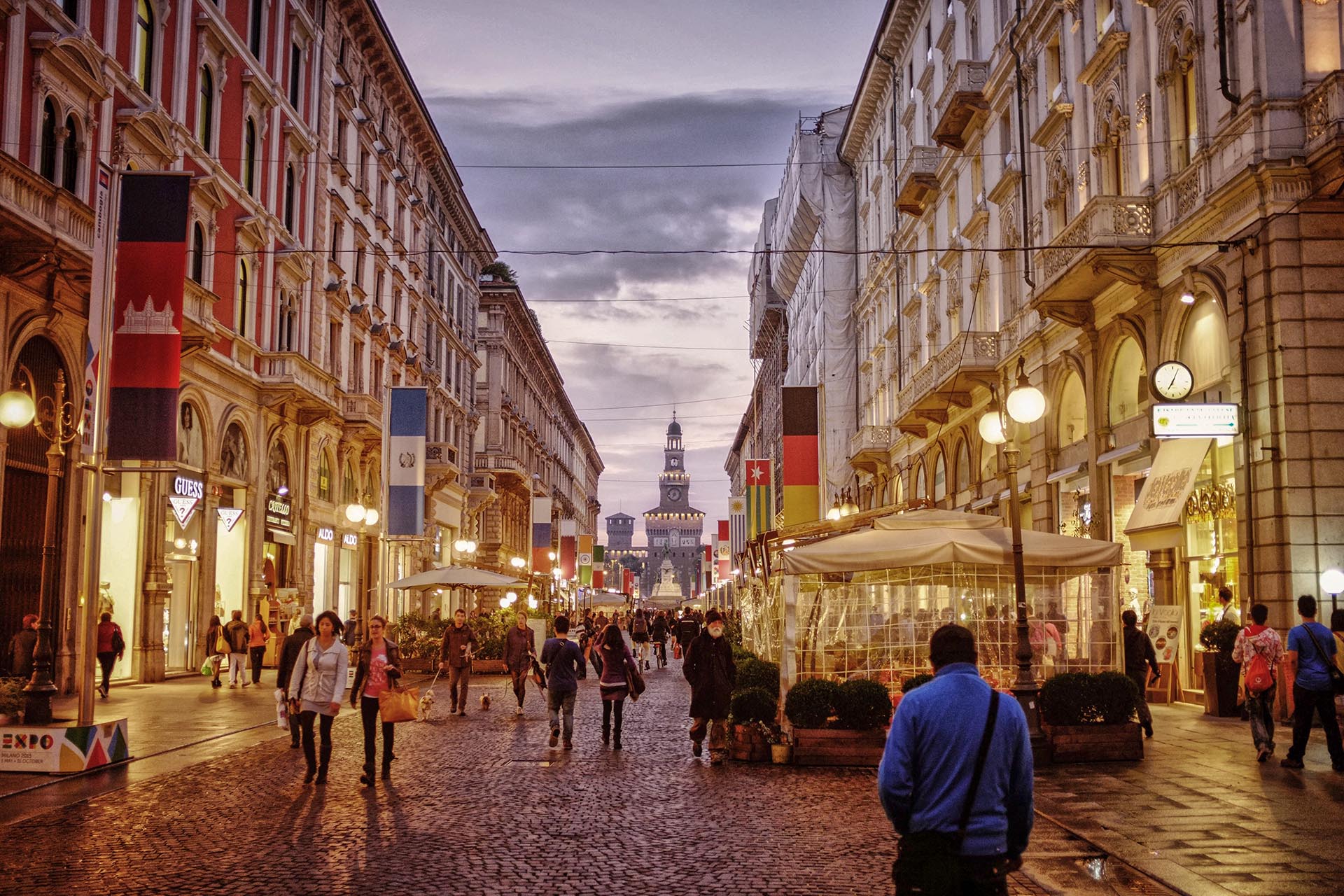 MILANO: VILLE DI LUSSO, ATTICI E APPARTAMENTI IN VENDITA A MILANO, LOMBARDIA, ITALIA