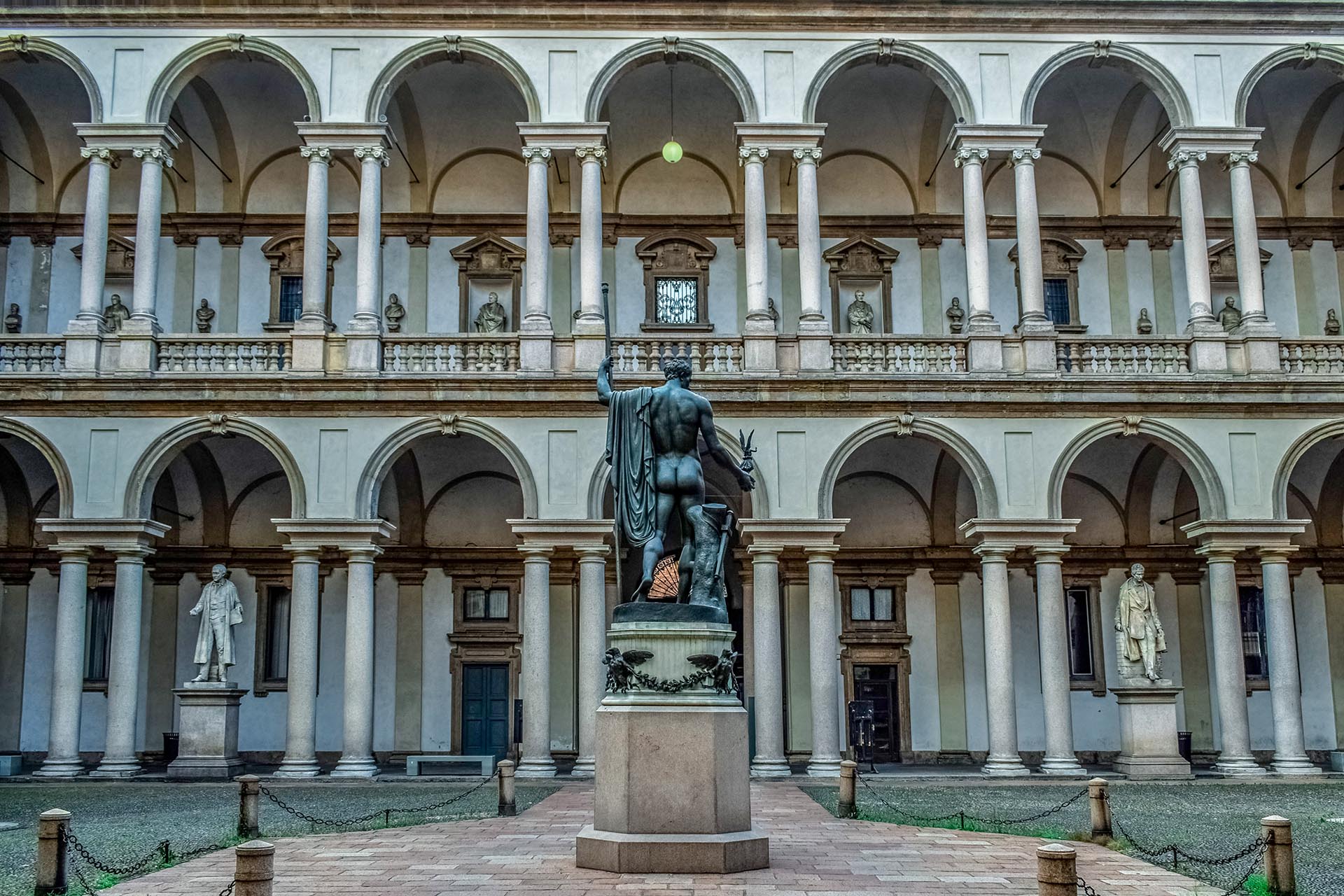 MILANO: VILLE DI LUSSO, ATTICI E APPARTAMENTI IN VENDITA A MILANO, LOMBARDIA, ITALIA