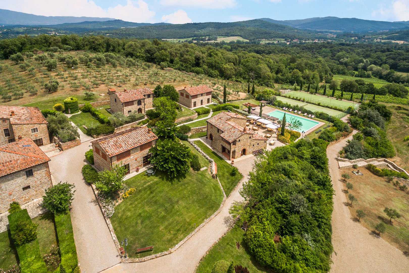 BORGO IN VENDITA IN TOSCANA, UMBRIA BORGO CON VIGNETI E OLIVETI, BORGO SULLE COLLINE DEL CHIANTI, AREZZO, SIENA, FIRENZE