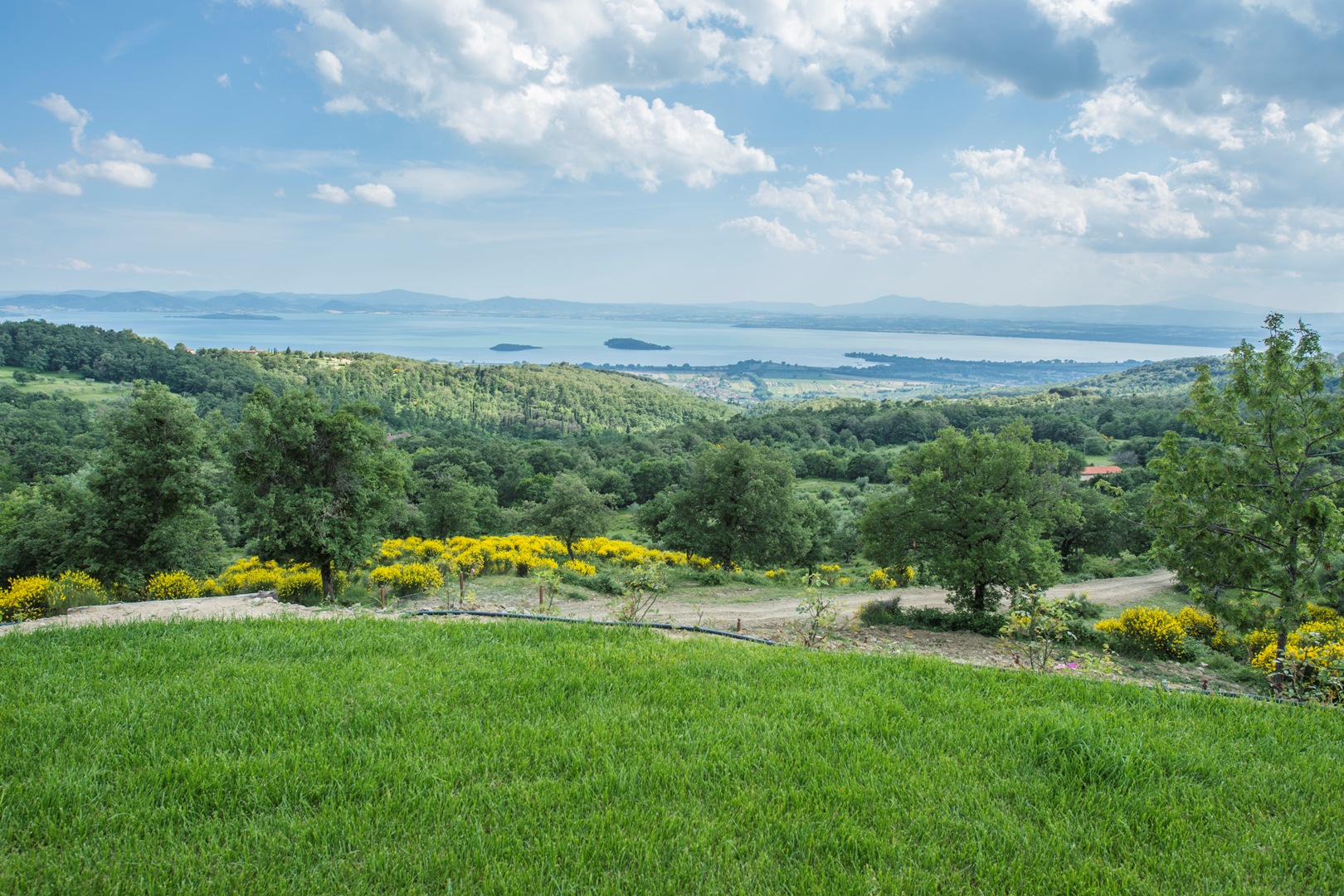 LAGHI E FIUMI - CASE, APPARTAMENTI E VILLE SULL LAGO IN VENDITA (Lago Maggiore, Lago di Garda, Lago Trasimeno)