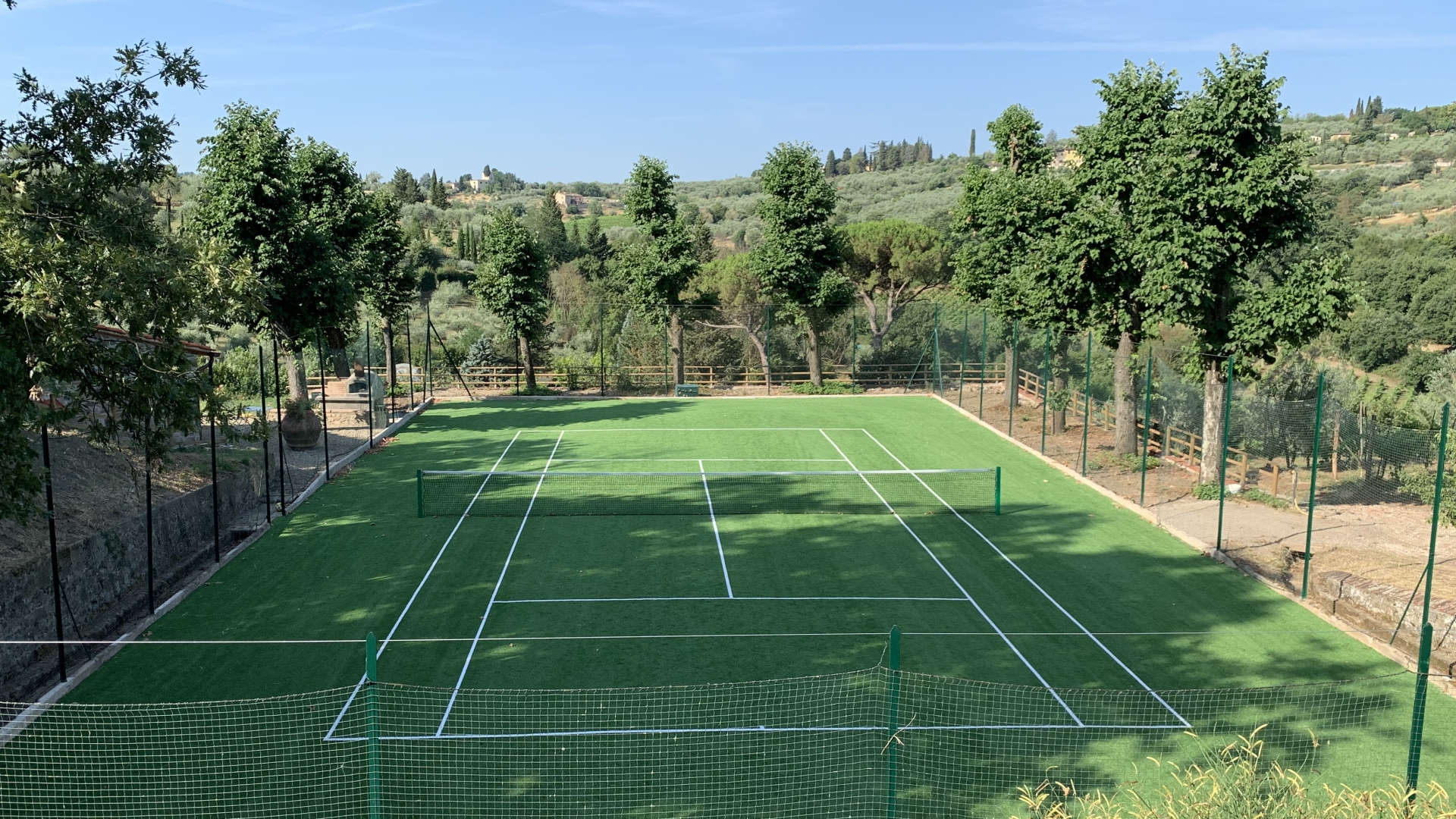 CAMPO DA TENNIS: CASE, CASALI, VILLE DI LUSSO, PROPRIETÀ CON TENNIS IN VENDITA IN ITALIA